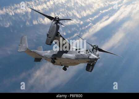 Bell Boeing V-22 Osprey vue en gros hélicoptère volant par l'air. Militaire Armée de l'avion à rotors basculants avec décollage et atterrissage vertical calle Banque D'Images
