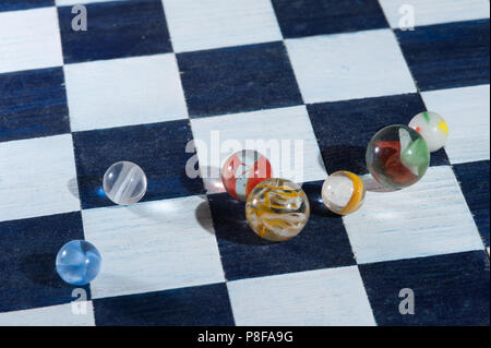 Billes en verre sur chess board Banque D'Images
