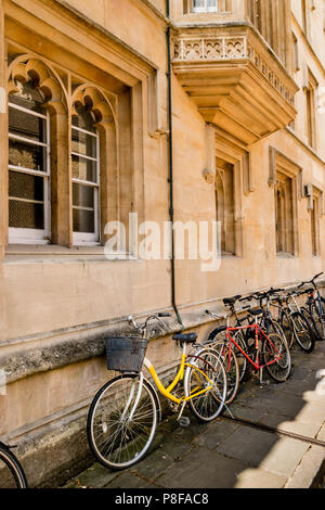 Les bicyclettes contre un mur dans le centre d'Oxford. Banque D'Images