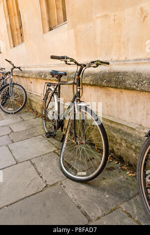 Location avec une roue tordue allongé contre un mur dans le centre d'Oxford. Banque D'Images