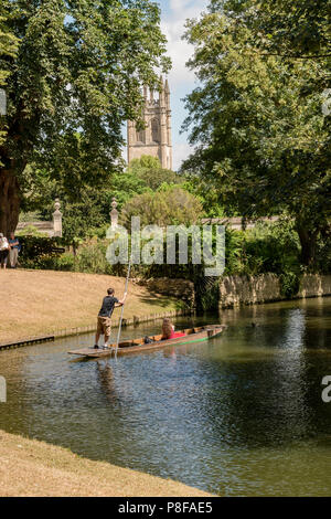 Barque sur la rivière Cherwell à Oxford en Angleterre. Banque D'Images