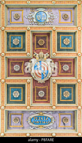 Le pape Pie IX armoiries dans le plafond de la Basilique de Saint Laurent à Lucine à Rome, Italie. Banque D'Images