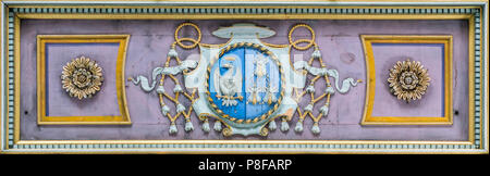 Le pape Pie IX armoiries dans le plafond de la Basilique de Saint Laurent à Lucine à Rome, Italie. Banque D'Images