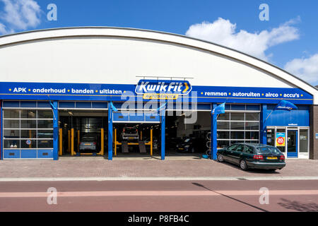 KwikFit service de voiture à Delft, aux Pays-Bas. KwikFit est l'un des plus grands en entretien et réparation de chaîne en Europe avec plus de 1800 points de service. Banque D'Images