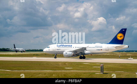 MUNICH, ALLEMAGNE, 11JUIL 2018. Un Airbus A319-100 de la Lufthansa attend son tour d'avion de décoller de l'aéroport de Munich. Photo par Enrique Shore Banque D'Images