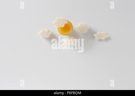 Nuages dans le ciel conceptuel couvrant partiellement le soleil Banque D'Images