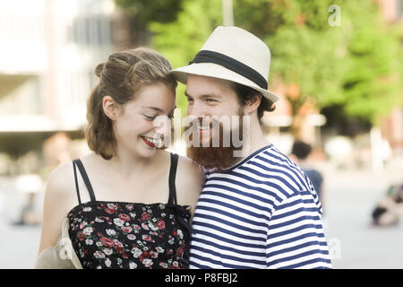 Portrait of a smiling couple dans la ville Banque D'Images
