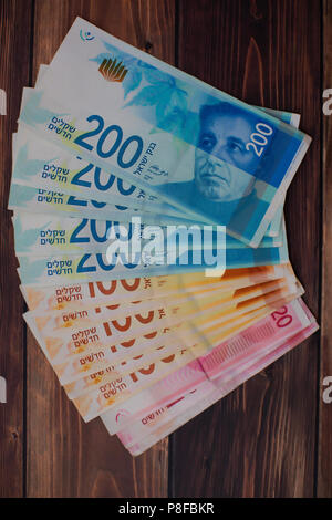 Pile de billets nouveaux shekels israéliens avec la nouvelle 200, 100, 20 NEI Banque D'Images
