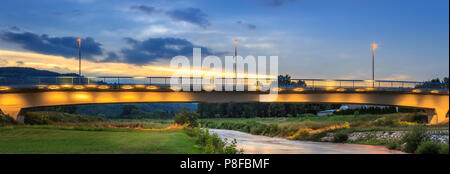 Vaste panorama d'alléger le pont Gazela à Pirot pendant le coucher du soleil spectaculaire et soyeuse rivière eau Nisava Banque D'Images