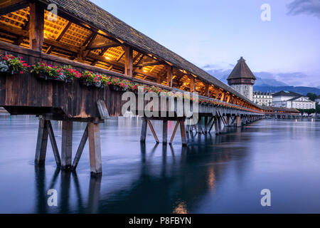Pont de la chapelle et château d'eau au coucher du soleil, Lucerne, Suisse Banque D'Images