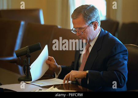 Assis dans la salle du Cabinet de la Maison Blanche, le président George W. Bush Commentaires Note 3 mars 2001, en préparation d'un discours radiodiffusé à la nation. Le Président a offert des mots d'encouragement à ceux qui sont touchés par un tremblement de terre dans l'état de Washington et a exposé son approche pour le budget fédéral. Banque D'Images