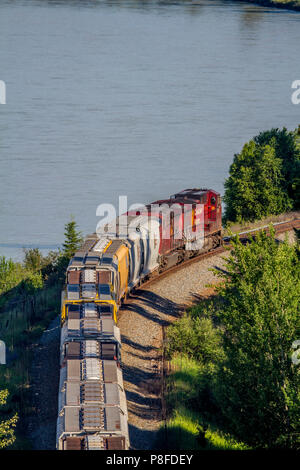 CP Railroad Train, transportant des marchandises qu'il arrondit à côté de la courbe de la rivière Kootenay. Cranbrook, Colombie-Britannique, Canada. Banque D'Images