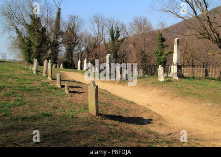 Le cimetière Harper donne sur la pittoresque ville de Harpers Ferry et contient les restes de grands personnages de la ville très colorée du passé, WV Banque D'Images