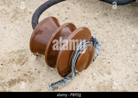 Un vieux poteau électrique en bois couché sur le sol. Réseau électrique cassée. Saison de l'été. Banque D'Images