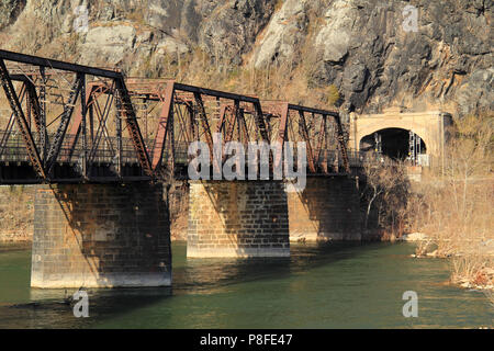 Un truss pont traverse la rivière Potomac et relie la ville historique de Harpers Ferry, West Virginia, à Maryland Heights, dans l'état du Maryland Banque D'Images