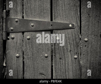 La porte en bois menant à une cave souterraine. Image Monochrome. Banque D'Images