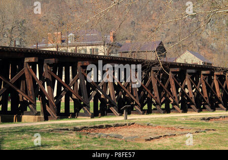 Le Winchester et Potomac Railroad, dont le chevalet passant par Harpers Ferry est photographié ici, est une forme importante de transport ferroviaire Banque D'Images