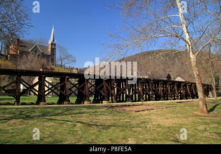 Le Winchester et Potomac Railroad, dont le chevalet passant par Harpers Ferry est photographié ici, est une forme importante de transport ferroviaire Banque D'Images