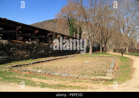 Le Winchester et Potomac Railroad, dont le chevalet passant par Harpers Ferry est photographié ici, est une forme importante de transport ferroviaire Banque D'Images