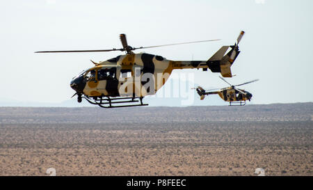 Deux UH-72A Lakotas de croiser au cours de drapeau vert à l'Ouest, le 12 juin 2018, au Centre National d'entraînement, Ft. Irwin, en Californie. Le CNT reproduit l'environnement d'exploitation réalistes et rigoureuses : la guerre de l'Amérique face à des combattants en combat. (U.S. Air Force photo par un membre de la 1re classe JaNae Capuno) Banque D'Images