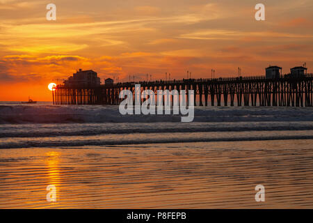 Coucher du soleil à Oceanside Pier, Oceanside, Californie Banque D'Images