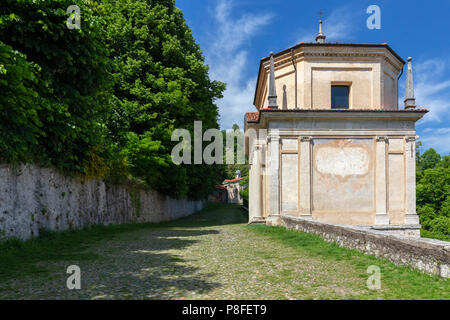 Vue sur les chapelles et la voie sacrée de Sacro Monte di Varese, UNESCO World Heritage Site. Sacro Monte di Varese, Varèse, Lombardie, Italie. Banque D'Images