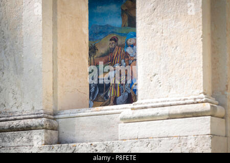Vue sur les chapelles et la voie sacrée de Sacro Monte di Varese, UNESCO World Heritage Site. Sacro Monte di Varese, Varèse, Lombardie, Italie. Banque D'Images