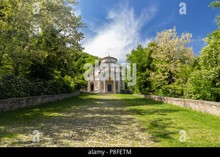 Vue sur les chapelles et la voie sacrée de Sacro Monte di Varese, UNESCO World Heritage Site. Sacro Monte di Varese, Varèse, Lombardie, Italie. Banque D'Images