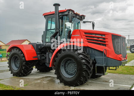 Opérateur sur un tracteur roule visiteurs Banque D'Images