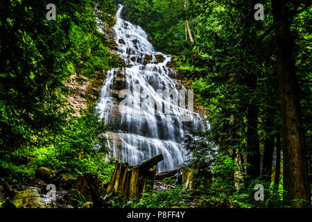 Bridal Veil Falls, une cascade dans les montagnes Cascade, entre les villes de Chilliwack et de l'espoir en Colombie-Britannique, Canada Banque D'Images