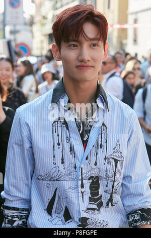 MILAN - le 17 juin : Changmin avant Prada fashion show, Milan Fashion Week street style le 17 juin 2018 à Milan. Banque D'Images