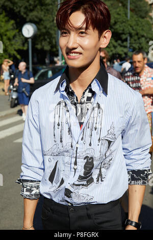 MILAN - le 17 juin : Changmin avant Prada fashion show, Milan Fashion Week street style le 17 juin 2018 à Milan. Banque D'Images