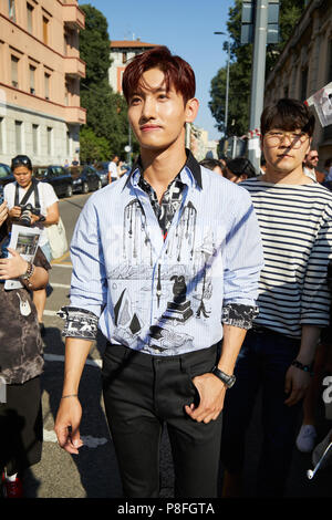 MILAN - le 17 juin : Changmin avant Prada fashion show, Milan Fashion Week street style le 17 juin 2018 à Milan. Banque D'Images