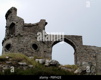 Mow Cop château, une folie en ruine construit comme un pavillon par Randle Wilbraham l sur la frontière Cheshire, Staffordshire en Angleterre Banque D'Images