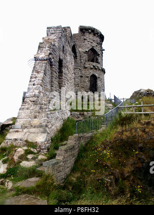 Mow Cop château, une folie en ruine construit comme un pavillon par Randle Wilbraham l sur la frontière Cheshire, Staffordshire en Angleterre Banque D'Images