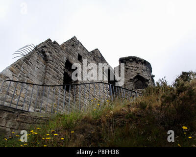 Mow Cop château, une folie en ruine construit comme un pavillon par Randle Wilbraham l sur la frontière Cheshire, Staffordshire en Angleterre Banque D'Images