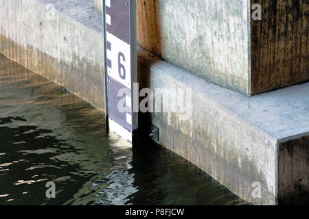 Vue détaillée d'un niveau pour la mesure de niveau d'eau à l'Alster à Hambourg, en Allemagne. Banque D'Images