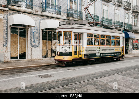 Portugal, Lisbonne, 01 juillet 2018 : un vieux tramway jaune traditionnel vintage se déplaçant le long de la rue de la ville de Lisbonne. Banque D'Images