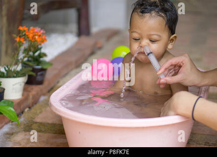 Bébé garçon asiatique de lavage nasal salin Banque D'Images