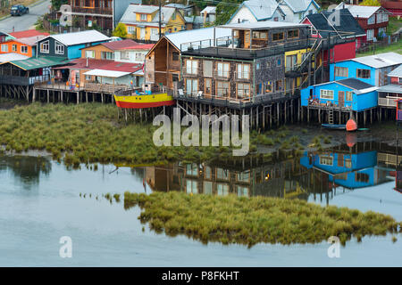 Des maisons sur pilotis traditionnelles savent comme palafitos dans la ville de Castro à l'île de Chiloé, dans le sud du Chili Banque D'Images