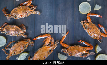 Cadre de l'alimentation avec du crabe crustacé . sur fond de bois Banque D'Images