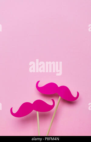 Moustache rose sur un fond rose. Concept de la masculinité moderne Banque D'Images
