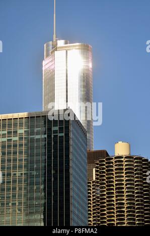 Chicago, Illinois, USA. Les styles et les époques architecturales contrastées coexistent le long de la rive nord de la rivière Chicago. Banque D'Images