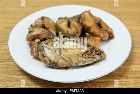 Delicuous traditionnel poisson-serpent rayé Frits sur une plaque blanche, riche en protéines, vitamine B12, niacine ou B3 et de l'Omega-3, nutriment essentiel f Banque D'Images