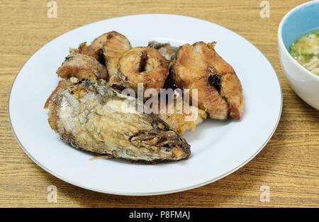 Delicuous traditionnel poisson-serpent rayé Frits sur une plaque blanche servi avec du sel épicé, sauce aigre-douce, riche en protéines, vitamine B12, de la niacine Banque D'Images