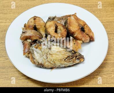 Delicuous traditionnel poisson-serpent rayé Frits sur une plaque blanche, riche en protéines, vitamine B12, niacine ou B3 et de l'Omega-3, nutriment essentiel f Banque D'Images