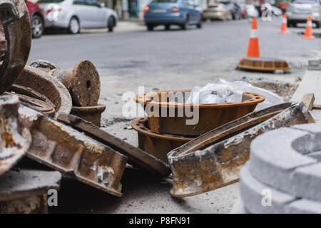 Old rusty couvercle de trou d'égout, de remplacement, de réparation de l'assainissement Banque D'Images