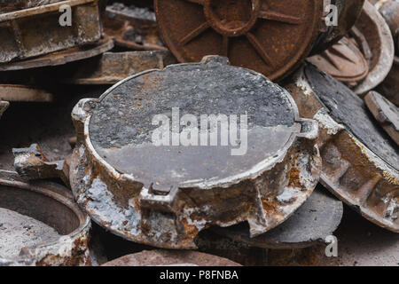 Old rusty couvercle de trou d'égout, d'assainissement, réparation Banque D'Images