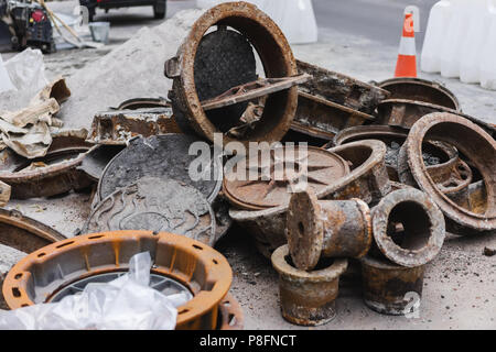 Remplacement de trou d'old rusty, réparation d'égouts Banque D'Images