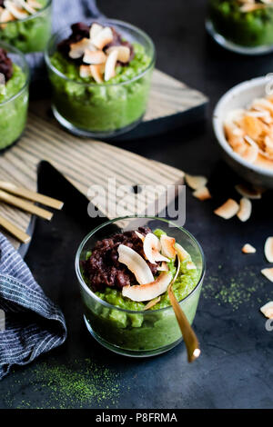 Matcha Coco Riz au lait avec la pâte de haricots azuki Date Banque D'Images